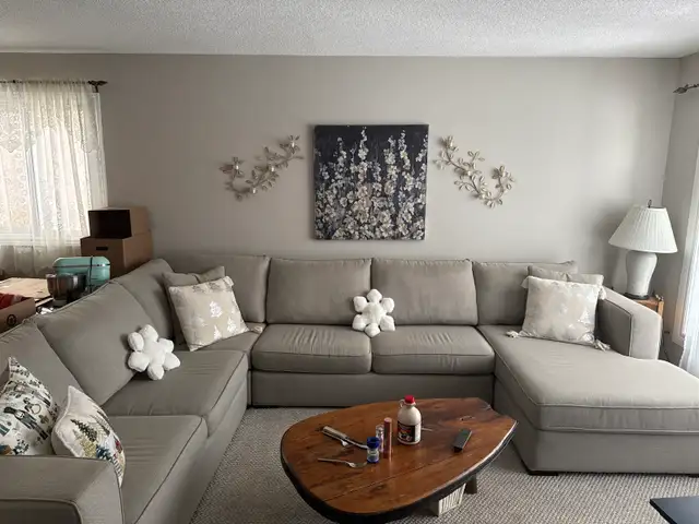 sectional couch in Couches & Futons in Barrie - Image 4