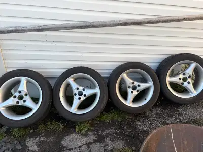 205/55R16 jantes en aluminium de 16 pouces en bon état avec les pneus d’hiver radial aussi encore bo...