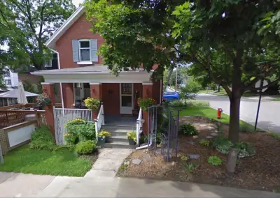 Amazing location in Brampton, just steps away from Brampton GO Station and many conveniences. This e...