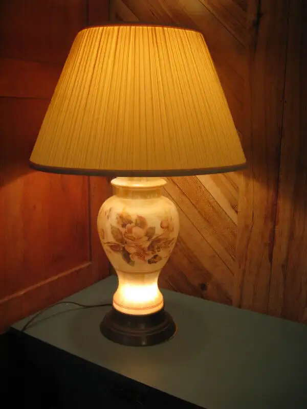 Magnifique lampe de table. Hauteur : 27,5 pouces. in Other in Trois-Rivières - Image 3