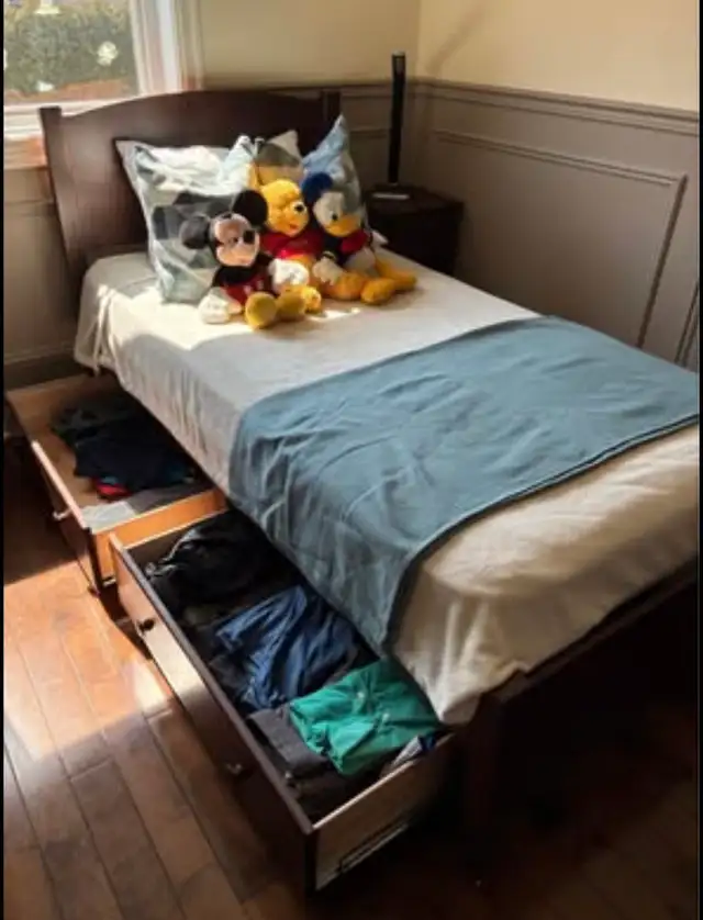 Set de chambre lit enfant - commode homme - bureau -table chevet in Beds & Mattresses in Laval / North Shore - Image 4