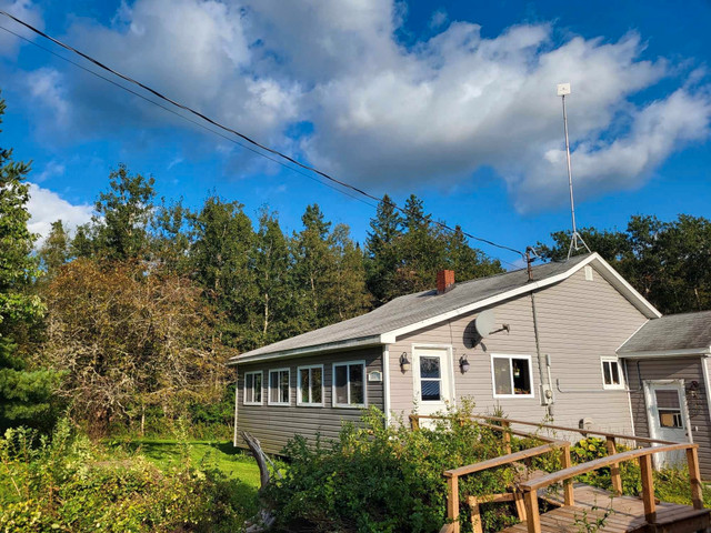 Country cottage on one acre for sale in Houses for Sale in Saint John - Image 3