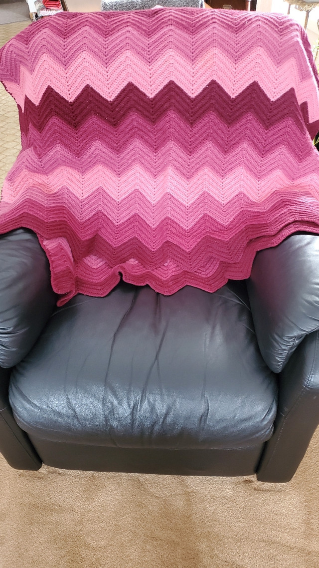 Vintage Wool Crocheted Chevron Couch Blankets (2) in Home Décor & Accents in Kingston - Image 2