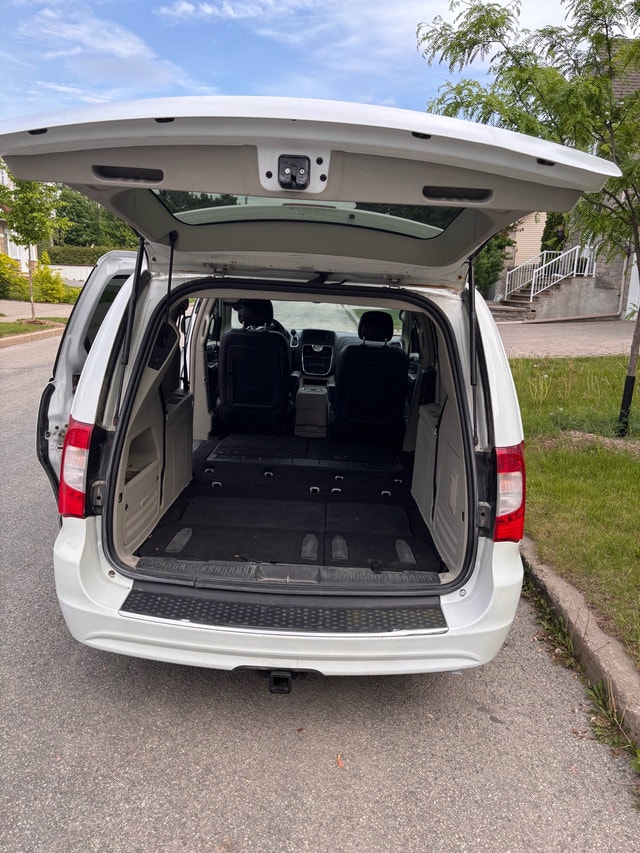 Chrysler Town & Country 2014 — photo 2