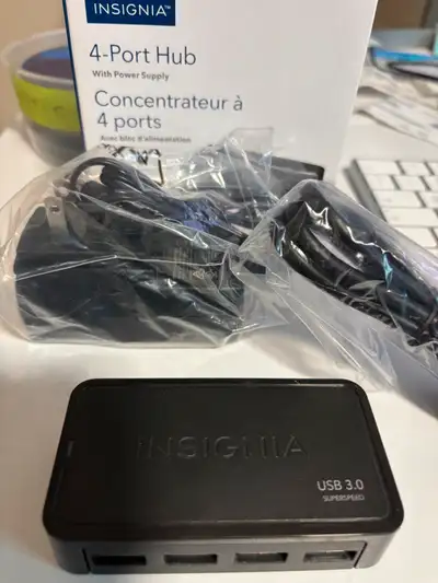 CONCENTRATEUR USB 3.0 INSIGNIA À 4 PORTS AVEC ALIMENTATION, View more