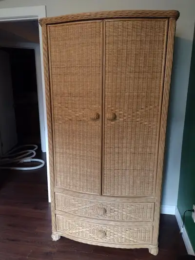 Belle armoire polyvalente en rotin naturel pouvant aussi être transformée en penderie. La section pr...