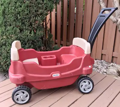 Grande brouette Little Tikes dimensions sans la poignée 41 X 22 pouces et une hauteur de 24 pouces,...