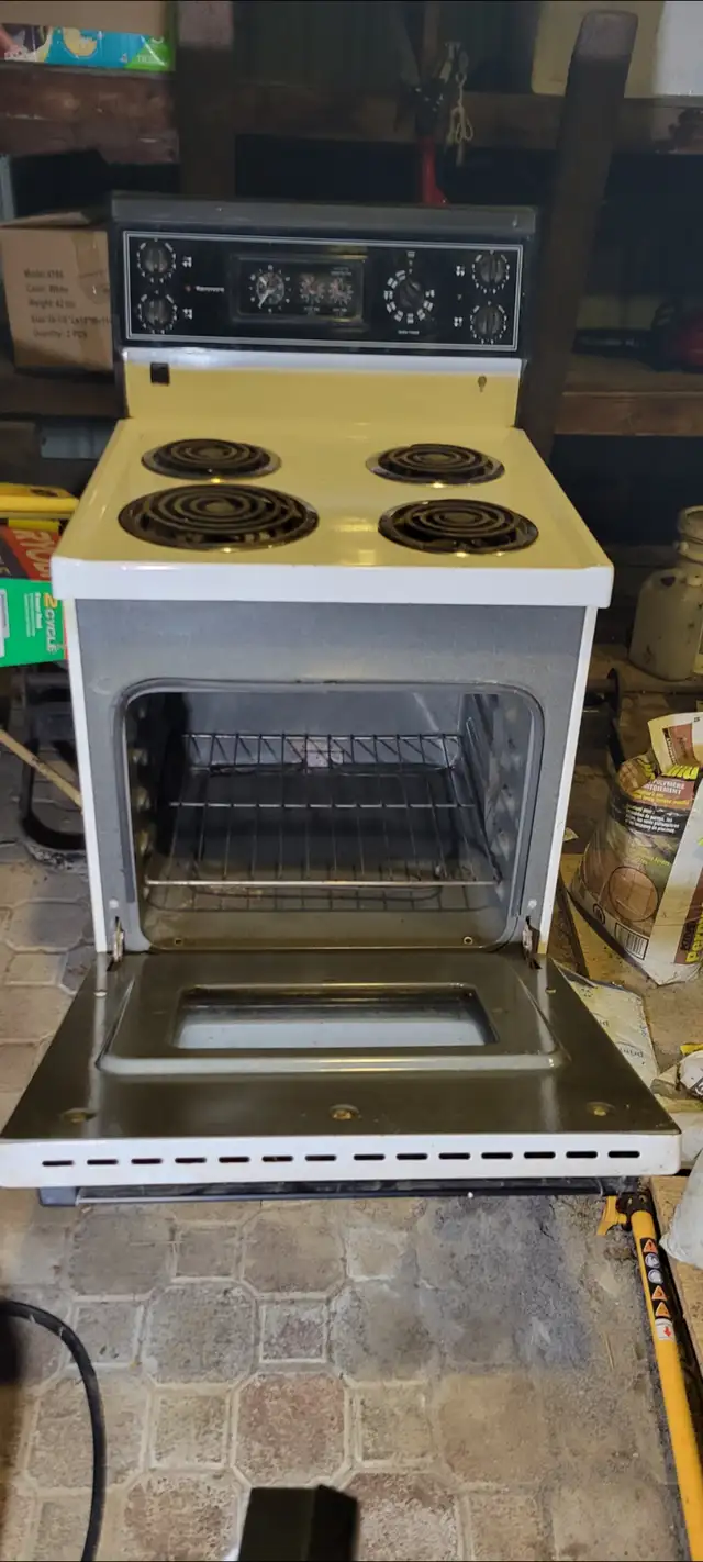 24" Electric Range in Stoves, Ovens & Ranges in Markham / York Region - Image 3