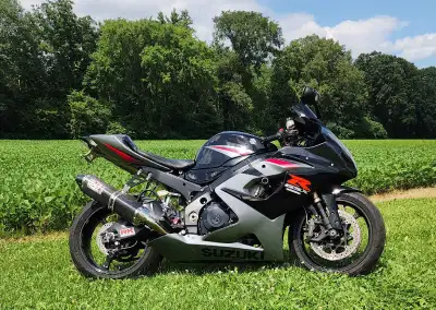 This pre-owned 2005 Suzuki GSX-R 1000 is a high-performance sportbike featuring a 1000cc engine and...