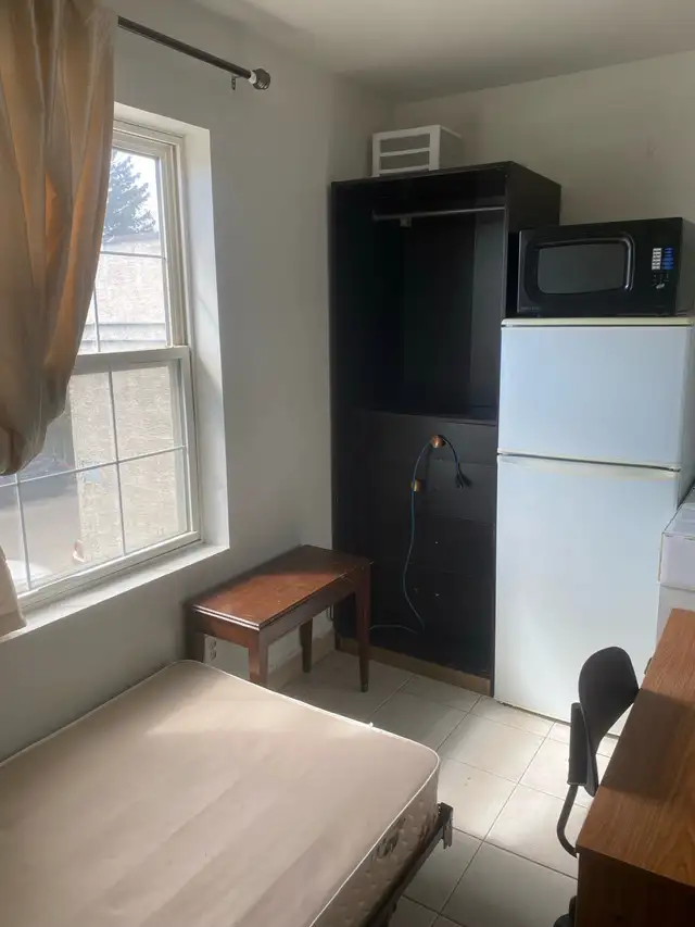 CenterSt 16Av small studio 700-850 older male 