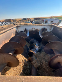 2300 Henke feed mixing wagon