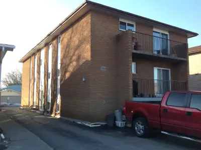 2 bdr apt with balcony/6-plex, great Location