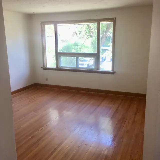 2 Bedroom East Kildonan Upper Duplex w/AC, Laundry & Parking