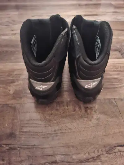 Bottes moto Alpinestars SMX-1 taille 9 portes pour une seule saison. Cause de vente : je ne fais plu...