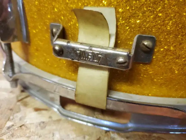 50's WFL gold sparkle vintage snare drum, 14 x 6.5 in Drums & Percussion in City of Montréal - Image 5