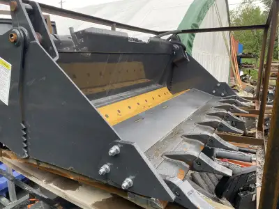Godet (bucket) 72’’ 4 en 1 avec attaches skid steer–NEUF, View more