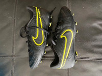 Soccer shoes Tiempo w/clits (size 3.5 Y)
