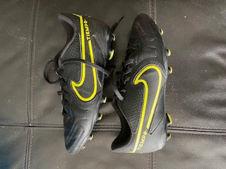 Soccer shoes Tiempo w/clits (size 3.5 Y) in Soccer in Calgary
