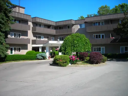 WHITBY CENTRAL - large studio apartment of excellent standard and efficient maintenance. Balcony, el...