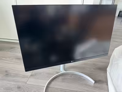 80% new 27 inch LG monitor with build in speaker
