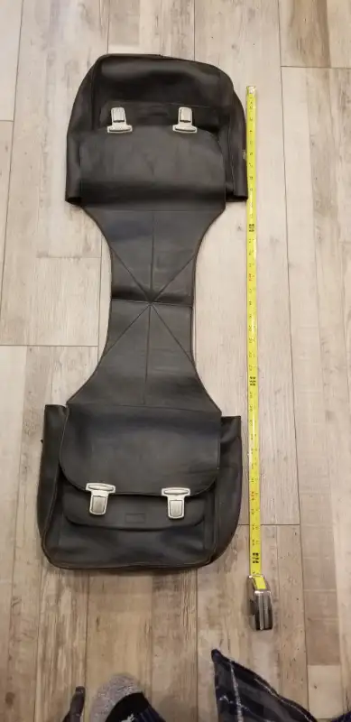 Motorcycle saddle bags, all black leather, in good condition. Sacoches de moto, toutes en cuir noir,...