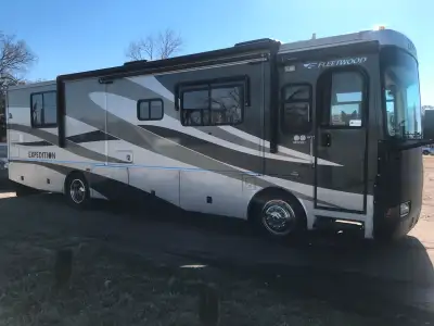 Class a 300 horse cat Alison 6 speed self leveling washer dryer combo 73000 miles wind retractable a...