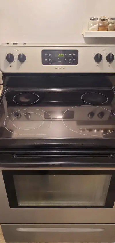 Cuisinière Frigidaire vitrocéramique en excellent état, View more