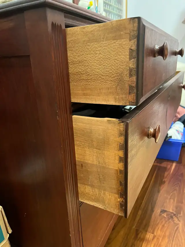 Mahogany bedroom set double bed size, dresser and 2 end tables in Beds & Mattresses in City of Toronto - Image 7