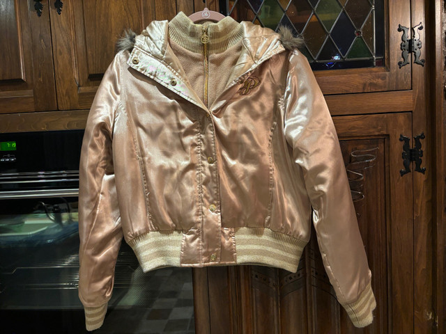 Woman’s Gold Hooded Puffer Jacket dans Femmes - Hauts et vêtements d'extérieur  à Ville de Montréal - Image 2