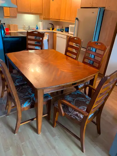 Set de salle a manger en chene. Dimension table 42 x 60 et panneau extra de 42 x 18 pouces. Inclus 6...