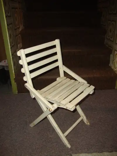 Chaise blanche vintage - Vintage White Chair, View more