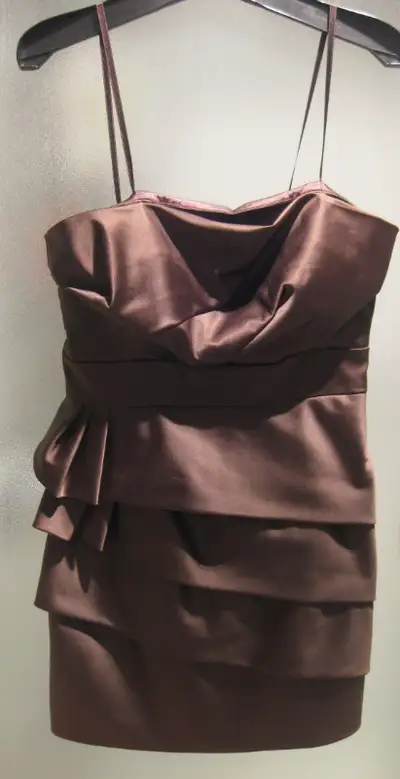 -Couleur: brune -Taille: 8 -Se porte avec ou sans bretelle -fermeture éclair discrète sur le côté -D...