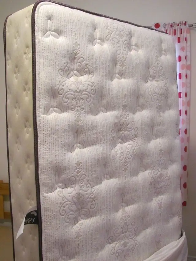 SIMMONS Beautyrest Plush Twin size mattress in Beds & Mattresses in Peterborough - Image 4
