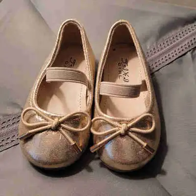 Beautiful gold ballet flats Very good condition My daughter just out grew them.