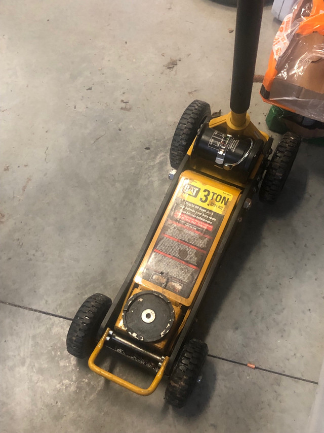 3ton off road jack (cat) in Hand Tools in Hamilton - Image 2