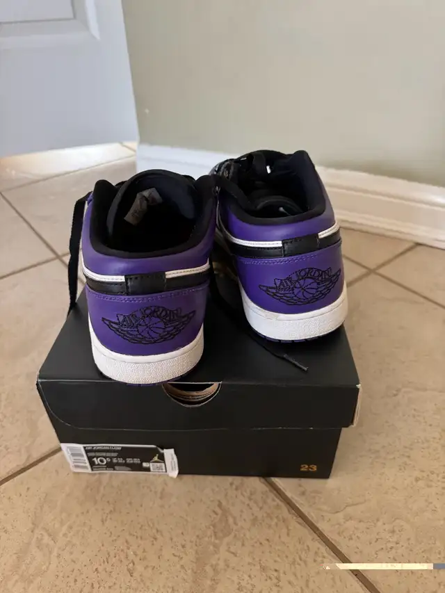 authentic Jordan 1 COURT PURPLE/BLACK-WHITE size: 10.5 in Men's Shoes in Oakville / Halton Region - Image 5