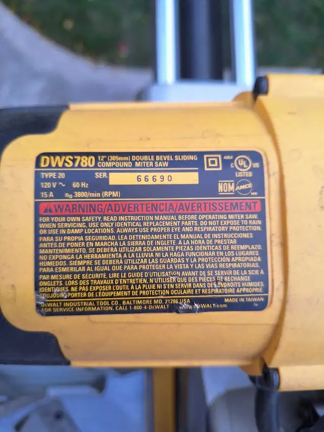 Dewalt DWS780 Dual bevel miter saw in Power Tools in Oakville / Halton Region - Image 3