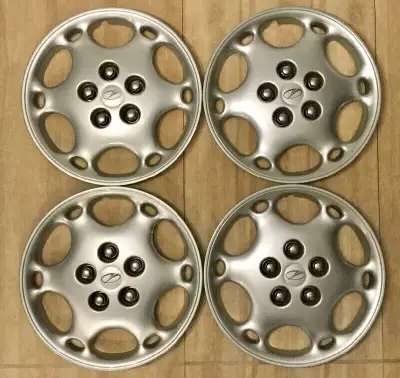 Set complet de 4 enjoliveurs / cap de roue 15 pouces (15po / 15 inch) d origine OLDSMOBILE GM origin...