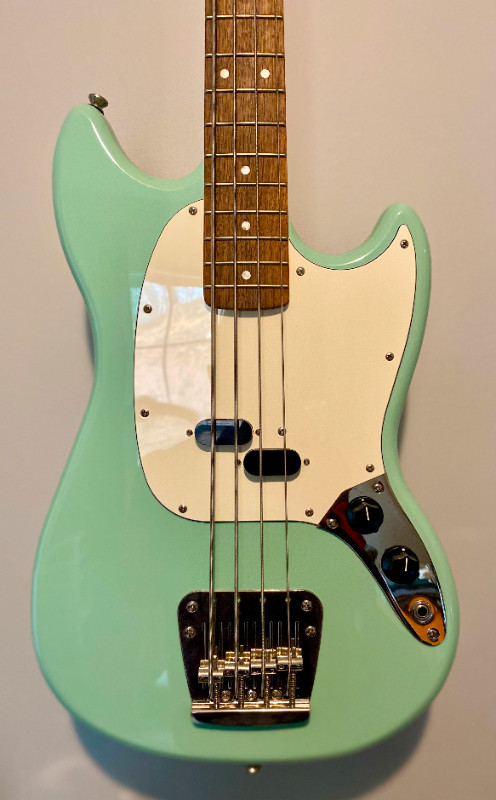 Squier Classic Vibe '60s Mustang Bass w/Soft Case in Guitars in City of Halifax - Image 3