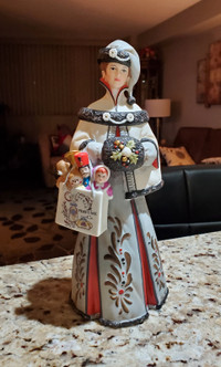 AVON MRS. ALBEE AWARD figurine 1999-2000