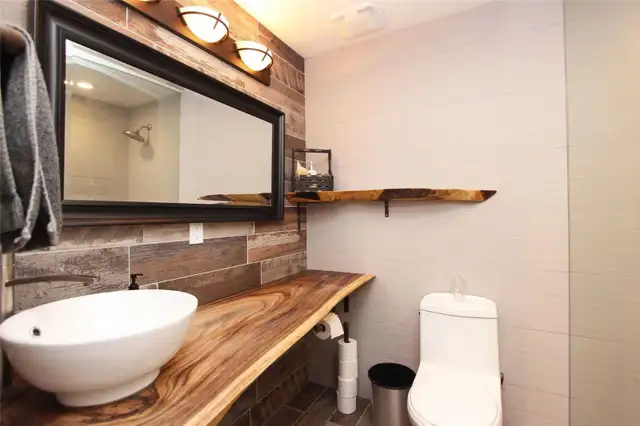 Furnished all Inclusive Free Wifi Room for rent in Room Rentals & Roommates in City of Toronto - Image 4