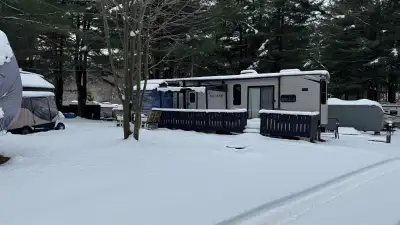 Située au Camping Nadeau - Ste-Mélanie Caractéristiques: 3 Extensions Préparation laveuse/sécheuse C...
