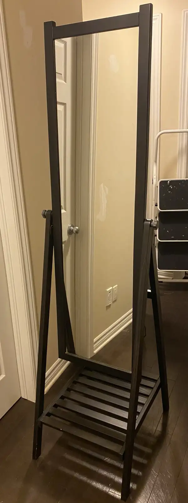 Stand-up mirror in Home Décor & Accents in Ottawa - Image 2