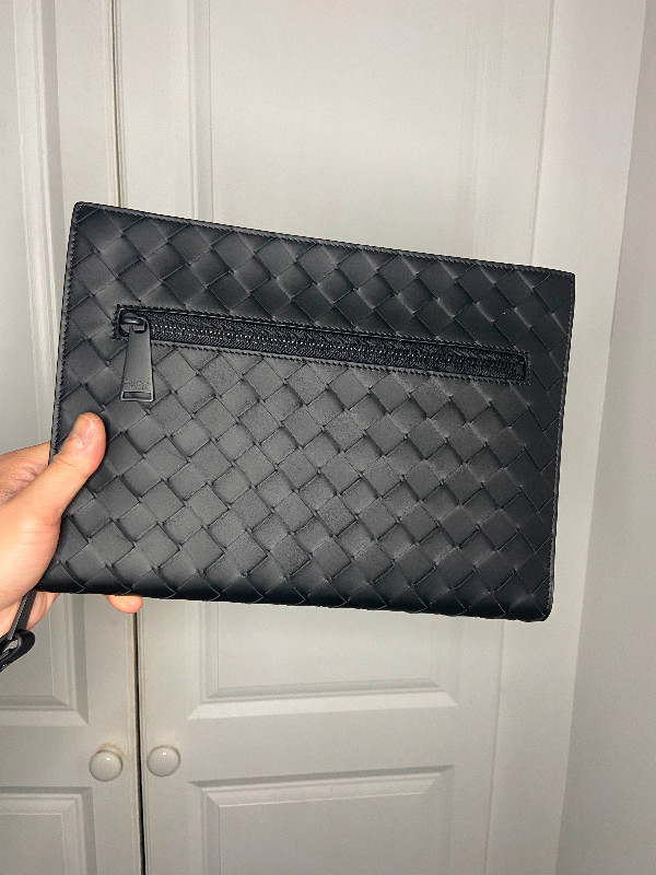 Bottega Veneta Black Leather Pouch in Women's - Bags & Wallets in City of Toronto - Image 2