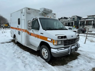 1993 Ford F-350 Ambulance in Cars & Trucks in Burnaby/New Westminster - Image 2