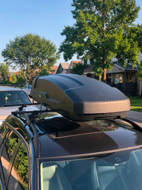 Thule cargo box perfect condition. Aprox 22”x18”-6ft