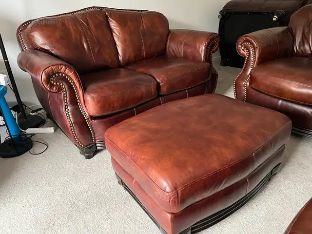 Gorgeous All Leather Loveseat, Chair and Ottoman in Couches & Futons in Kingston - Image 3