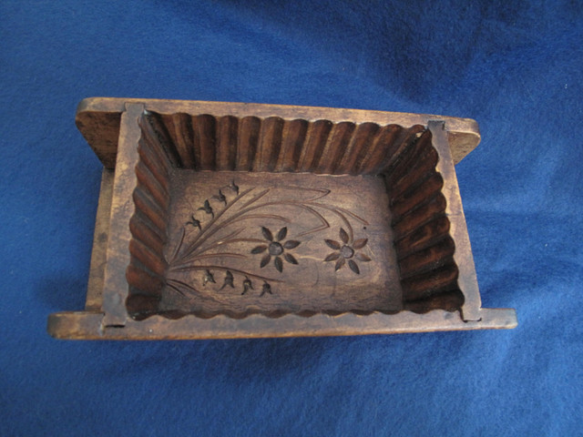 ANTIQUE WOODEN BUTTER MOLD MAPLE SUGAR MOLD in Arts & Collectibles in Guelph - Image 4