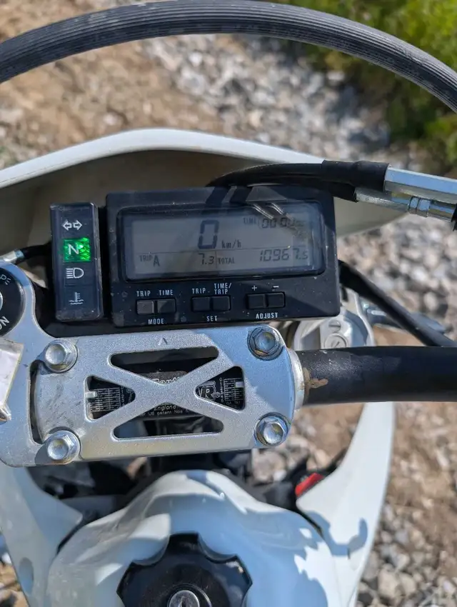 2017 Suzuki drz 400SM in Sport Bikes in Hamilton - Image 4