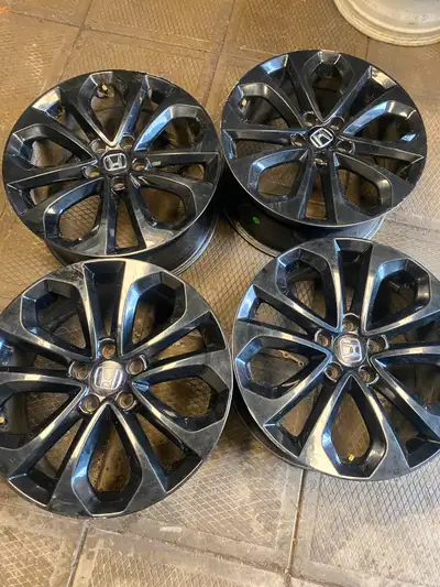 Honda mags 18 inch 18x8 5x114.3 4 mags for 600$ Little bite of scratch on the side See photo but pre...